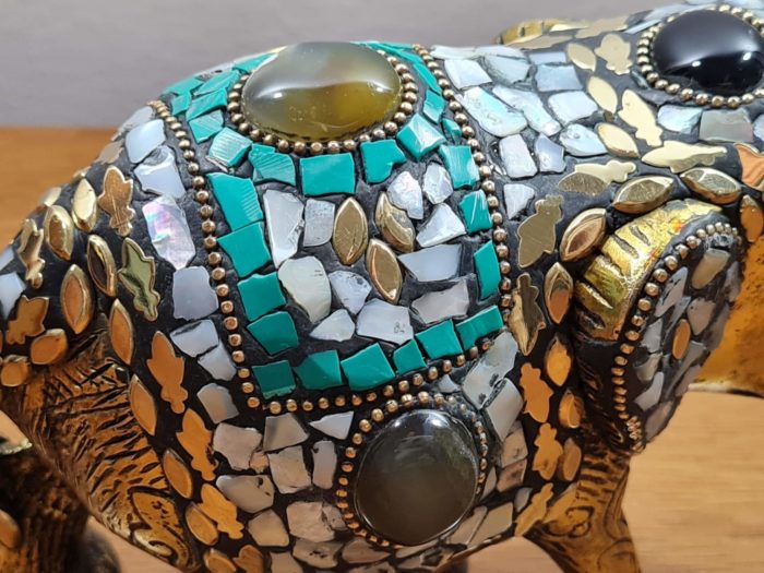 Elefante indiano de metal dourado com mosaico de pedras naturais