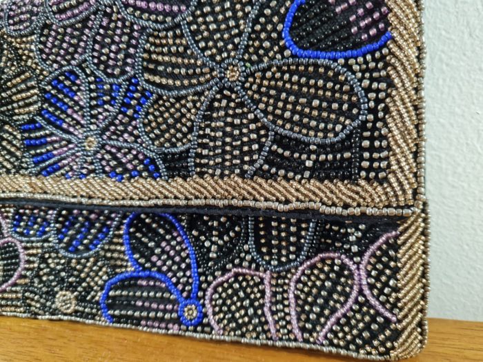 Bolsa clutch indiana de festa com miçangas preto e dourado