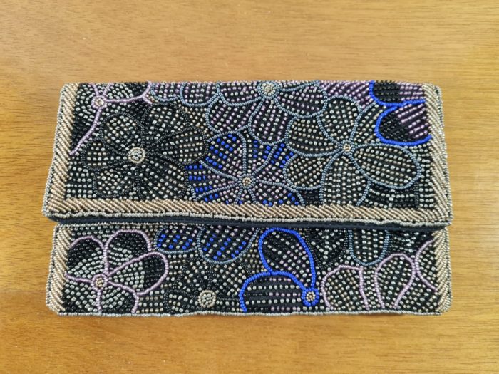 Bolsa clutch indiana de festa com miçangas preto e dourado