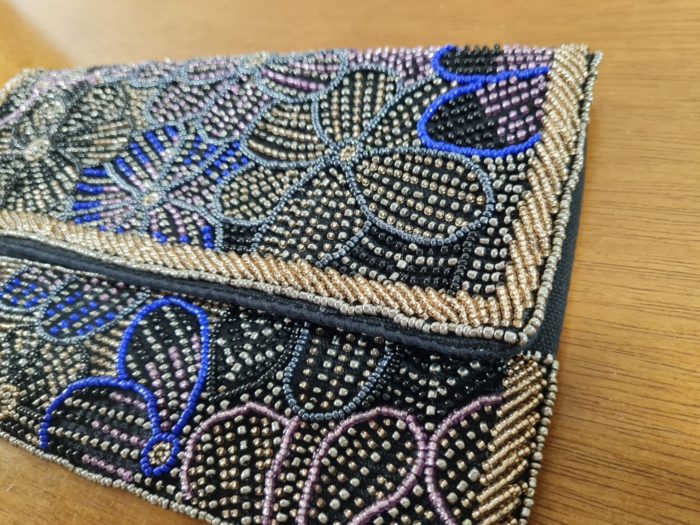 Bolsa clutch indiana de festa com miçangas preto e dourado