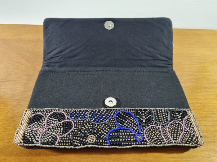 Bolsa clutch indiana de festa com miçangas preto e dourado