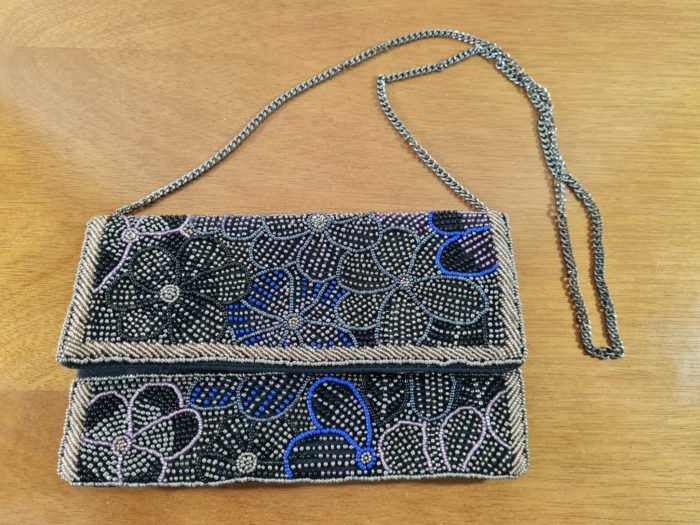 Bolsa clutch indiana de festa com miçangas preto e dourado