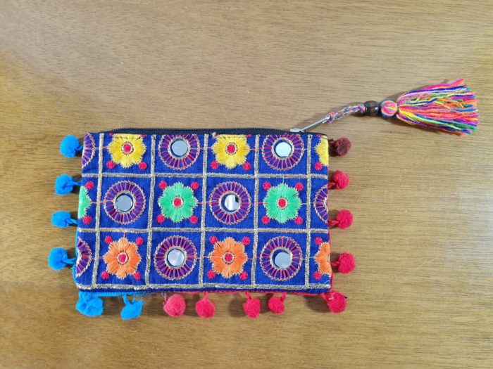 Bolsinha indiana clutch bordada com espelhinhos e pompons marinho e color