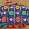 Bolsinha indiana clutch bordada com espelhinhos e pompons marinho e color