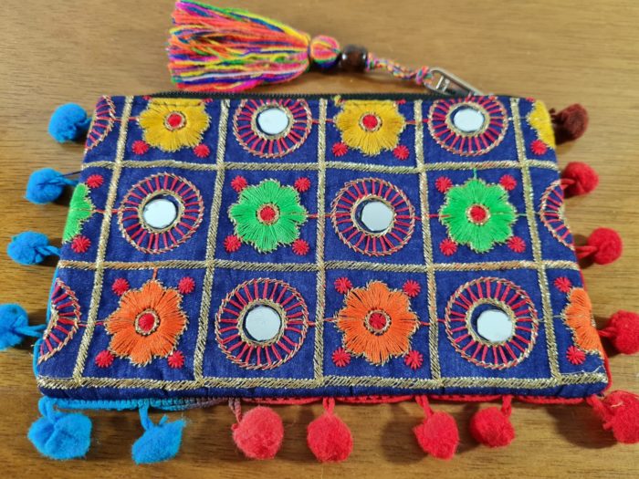 Bolsinha indiana clutch bordada com espelhinhos e pompons marinho e color