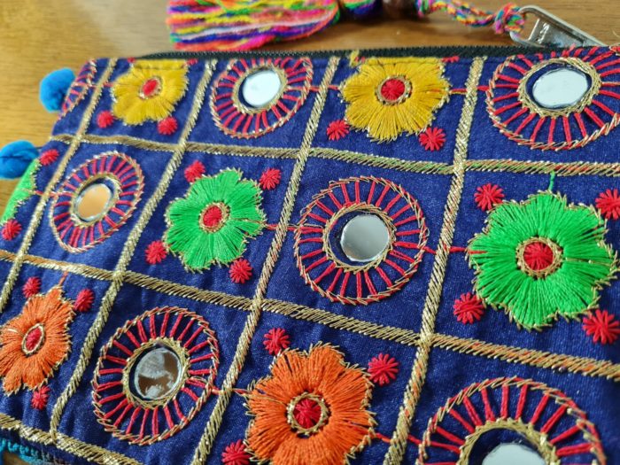 Bolsinha indiana clutch bordada com espelhinhos e pompons marinho e color