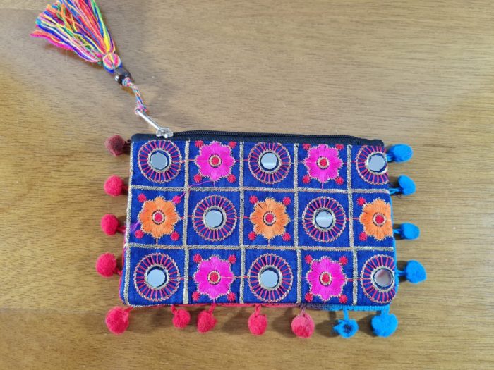 Bolsinha indiana clutch bordada com espelhinhos e pompons marinho e color