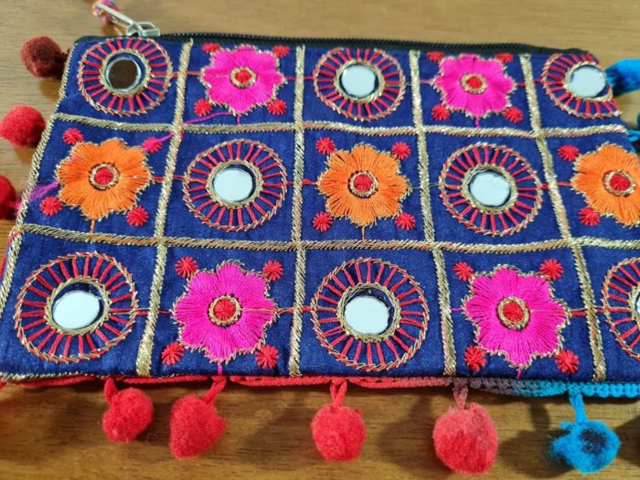 Bolsinha indiana clutch bordada com espelhinhos e pompons marinho e color