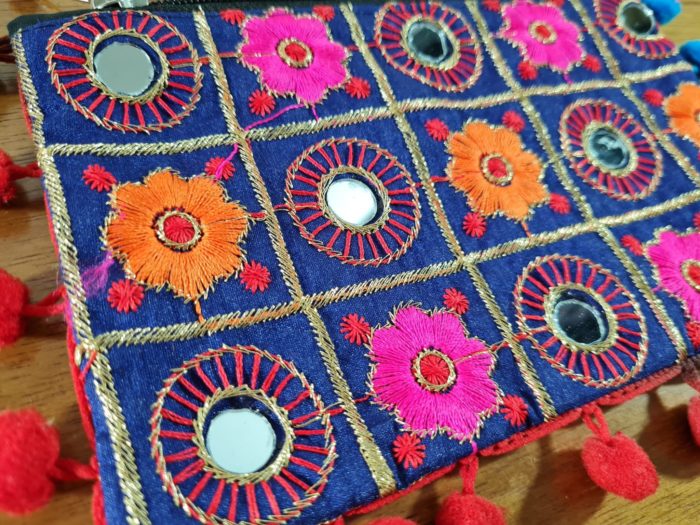 Bolsinha indiana clutch bordada com espelhinhos e pompons marinho e color