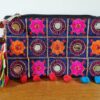 bolsinha indiana bordada com pompons