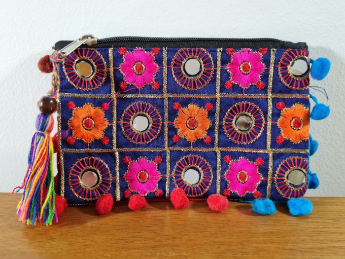 bolsinha indiana bordada com pompons