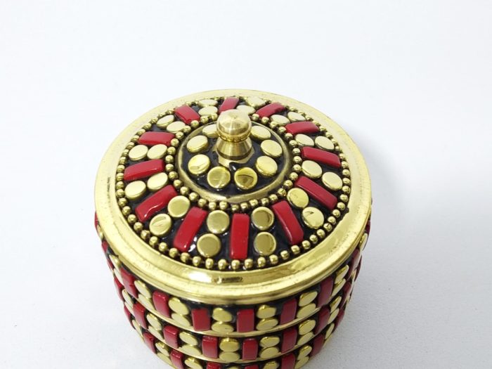 Mini porta jóias indiano de metal dourado com pedras vermelhas