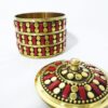 Mini porta jóias indiano de metal dourado com pedras vermelhas