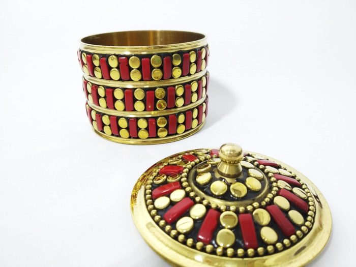 Mini porta jóias indiano de metal dourado com pedras vermelhas
