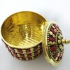 Mini porta jóias indiano de metal dourado com pedras vermelhas