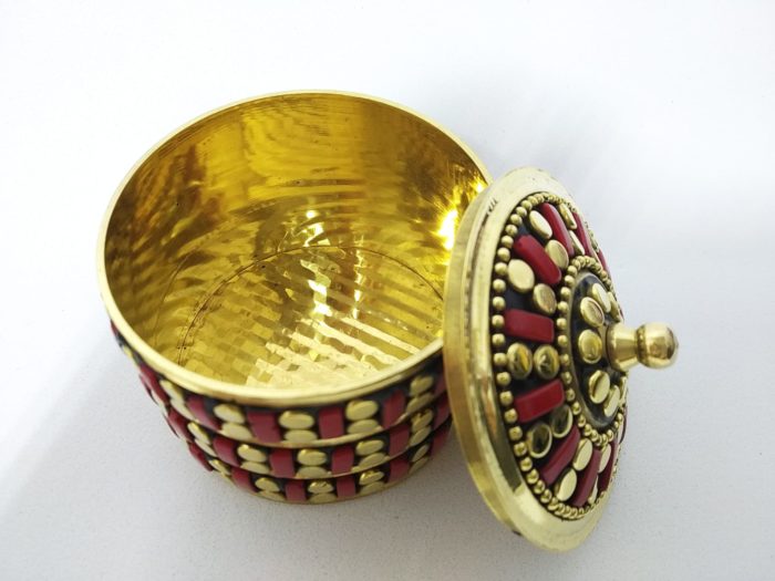 Mini porta jóias indiano de metal dourado com pedras vermelhas