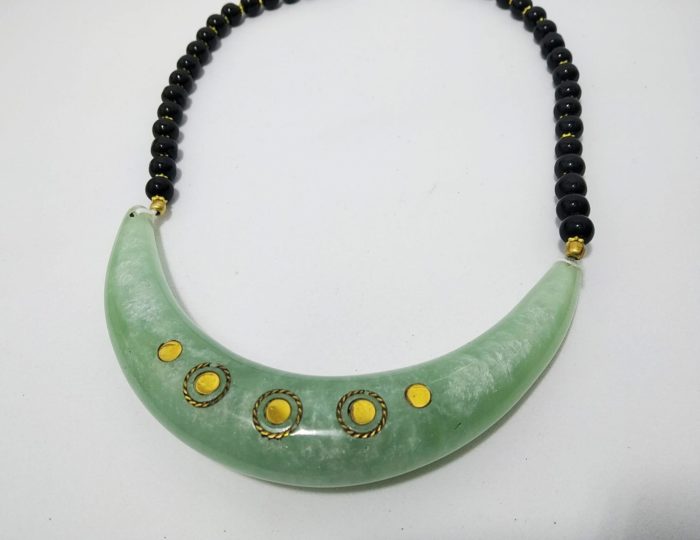 Colar indiano curto de pedras, resina e bronze verde claro