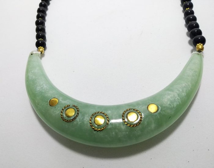Colar indiano curto de pedras, resina e bronze verde claro