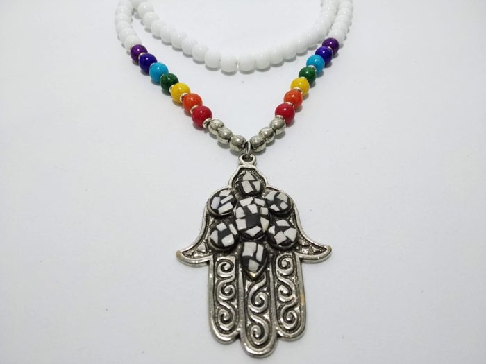 Colar indiano Hamsá branco com pedras naturais 7 chakras