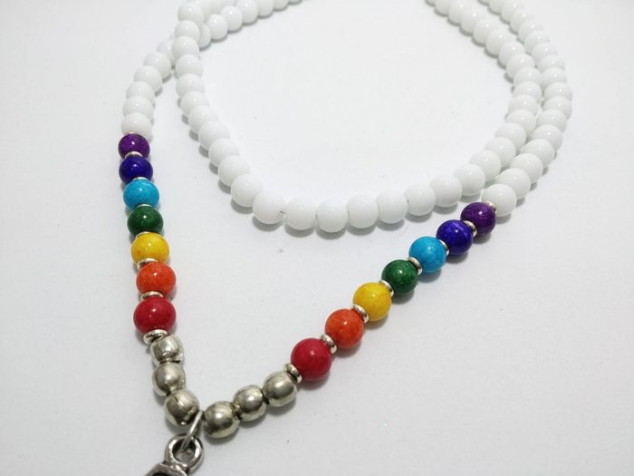 Colar indiano Hamsá branco com pedras naturais 7 chakras