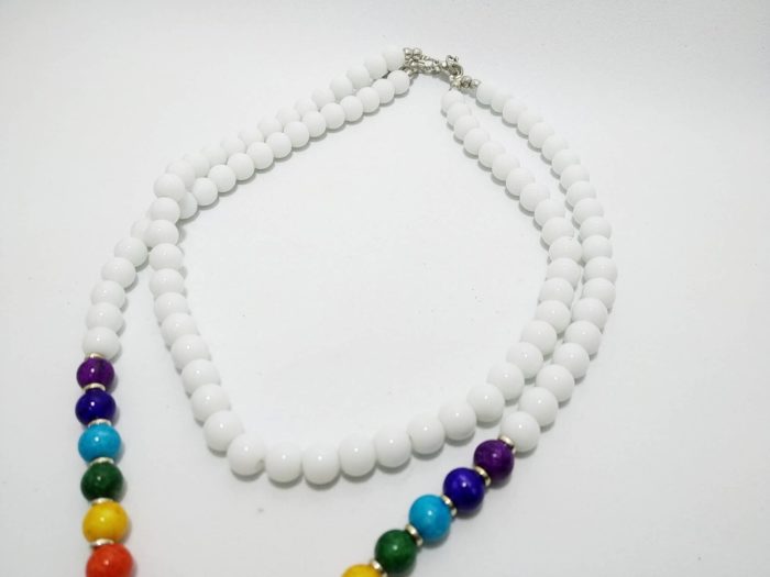 Colar indiano Hamsá branco com pedras naturais 7 chakras