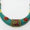 Colar indiano curto de pedras, resina e bronze verde e vermelho