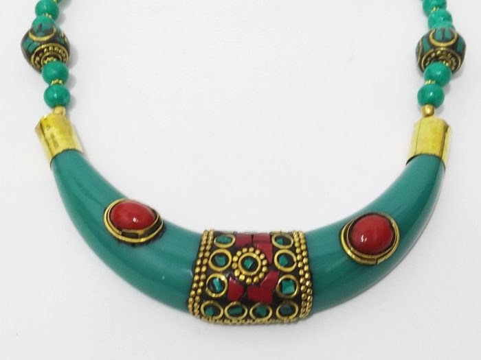 Colar indiano curto de pedras, resina e bronze verde e vermelho