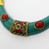 Colar indiano curto de pedras, resina e bronze verde e vermelho