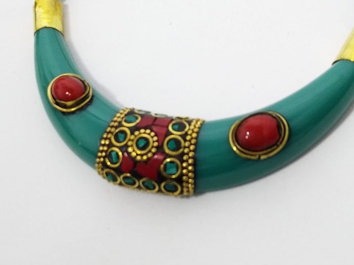 Colar indiano curto de pedras, resina e bronze verde e vermelho