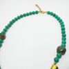 Colar indiano curto de pedras, resina e bronze verde e vermelho