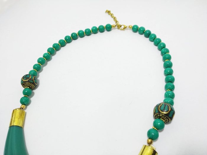 Colar indiano curto de pedras, resina e bronze verde e vermelho
