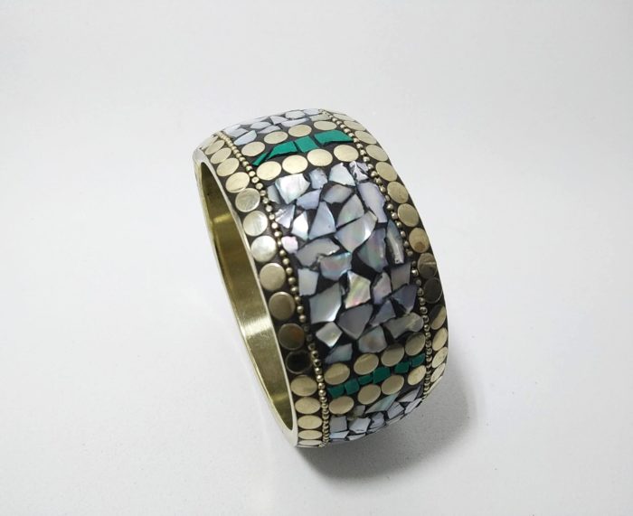 Bracelete tibetano metal com embutimento de pedras naturais