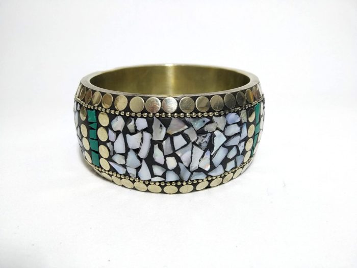 Bracelete tibetano metal com embutimento de pedras naturais