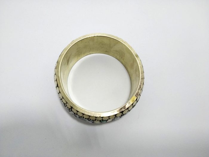 Bracelete tibetano metal com embutimento de pedras naturais