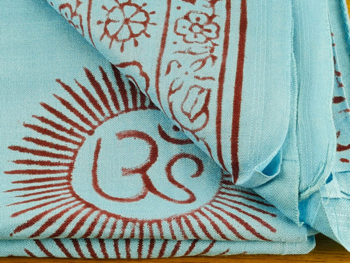 Chadar indiano (manto de oração) de OM com mantras azul