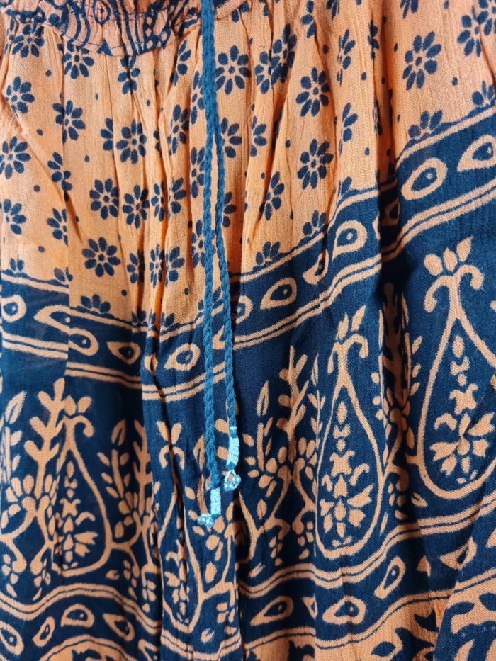 Saia indiana estampada com cintura elástica estampa elefantes pavões e flores