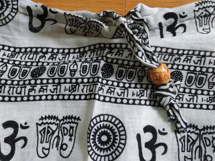 Porta mat indiano para Yoga estampa de OM branco e preto