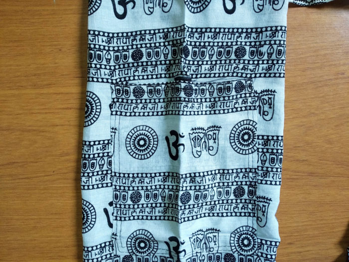 Porta mat indiano para Yoga estampa de OM branco e preto