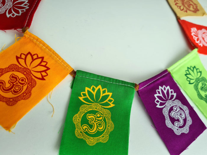 Bandeiras tibetanas com estampa Om e Flor de lótus (8cm x 5cm) P