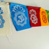 Bandeiras tibetanas com estampa Om e Flor de lótus (8cm x 5cm) P