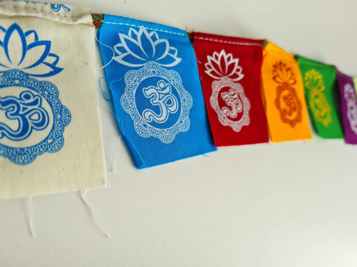 Bandeiras tibetanas com estampa Om e Flor de lótus (8cm x 5cm) P