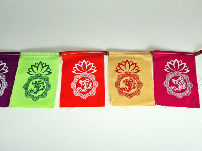 Bandeiras tibetanas com estampa Om e Flor de lótus (8cm x 5cm) P