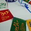 Bandeiras tibetanas do mantra "Om Mani Padme Hum" com Buda (9cm x 8cm)