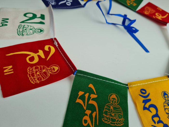 Bandeiras tibetanas do mantra "Om Mani Padme Hum" com Buda (9cm x 8cm)