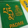 Bandeiras tibetanas do mantra "Om Mani Padme Hum" com Buda (9cm x 8cm)