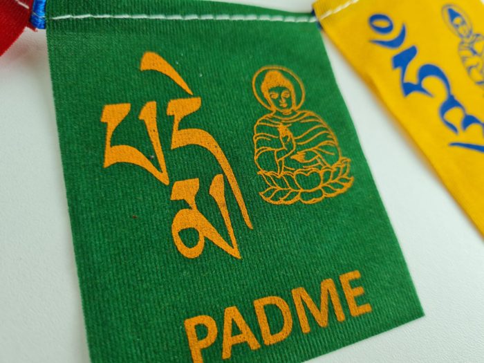 Bandeiras tibetanas do mantra "Om Mani Padme Hum" com Buda (9cm x 8cm)