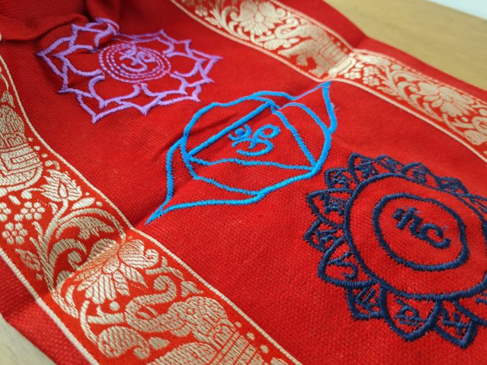 Porta mat indiano para Yoga 7 chakras bordados a mão vermelho