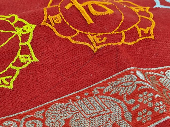 Porta mat indiano para Yoga 7 chakras bordados a mão vermelho