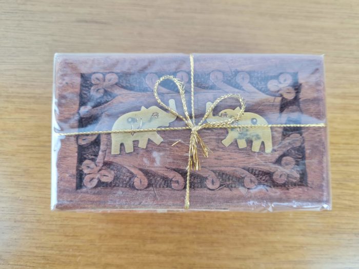 Pure Darjeeling Tea com caixa decorativa de madeira entalhada