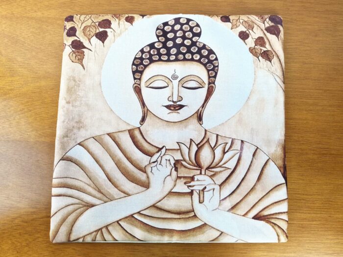 Capa de almofada de Buda segurando Flor de Lotus 40cm